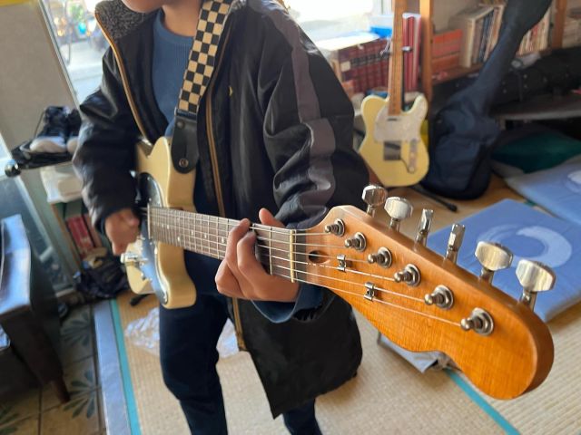 【ギター貰いました！】
ギターを始めた小学生が増えたことで「ギターください！」とお願いしたところ、たくさんのギターを頂くことができました！
また改めて個別お礼の投稿をさせていただきます。

拡散に協力して下ったみなさん、本当にギターがやってきました！ありがとうございます😭
まずは、感謝とお礼を皆さんに🥹
感謝感謝です！

#フリースクール #金沢 #石川 #白山市 #不登校 #ひきこもり #小学生ギター #中学生ギター #テレキャスター #エレキギター #楽器寄付 #音之森晴志