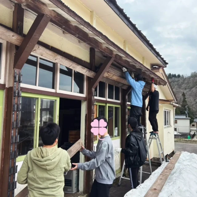 今日は今学期初めての鳥越校舎。
冬の間、屋根まで積もってすっぽり校舎を覆っていた雪は嘘みたいに消えて、雪からガラス窓を守ってくれていた「雪囲い」を片付けます。

雪囲いは毎年積雪のすごい圧力から窓を守ってくれるので、冬が終わる頃には壊れたりしています。
それを生徒たちが釘とトンカチでトントン修理。
今年は大雪の重みで窓枠自体が傾いてしまい、窓が外れてしまっていたのですが、ベテランスタッフがあっという間に直してしまいました（照れ屋なので顔出しNG）
私はDIYスキルゼロなので尊敬しかない✨

それが終わると毎年お楽しみのふきのとう採り🌿
時期が少し遅く、花が咲いているものもありましたが、たくさん収穫できました✨
採りたてを「ふきのとう味噌」にして、お昼に食べます。大人味のご飯のお供🍚
子どもたちに毎度のことながら不評でしたwww
大人になったらこのホロ苦の旨さがわかるよ👍

午後は日本舞踊の先生と踊りの練習。
みんなの習得の速さには先生もびっくり。
先生のお誘いで、土曜にみんなでコンサートの舞台に立ちます！お楽しみに🙌💕

#フリースクール #自然学校 #自然の中で学ぶ #不登校 #楽しい学校 #教育 #学校教育 #石川県フリースクール #金沢市フリースクール #石川県 #金沢 #白山市 #自然体験 #里山 #里山の暮らし #里山の風景 #ワンネススクール #ゆきがこい #ふきのとう