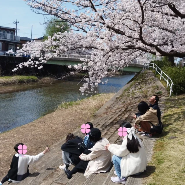 お花見日和の中、始業式となりました🌸🌸🌸
森校長は自分のやりたいことに向かって走り出したようです。
生徒のみんな、そして私たちスタッフは貴重なこの一年をどう使う？？
それぞれの夢と目標を探しながら新学期のはじまりです✨

#フリースクール #自然学校 #自然の中で学ぶ #不登校 #楽しい学校 #教育 #学校教育 #石川県フリースクール #金沢市フリースクール #石川県 #金沢 #白山市 #自然体験 #里山 #里山の暮らし #里山の風景 #ワンネススクール #始業式 #花見