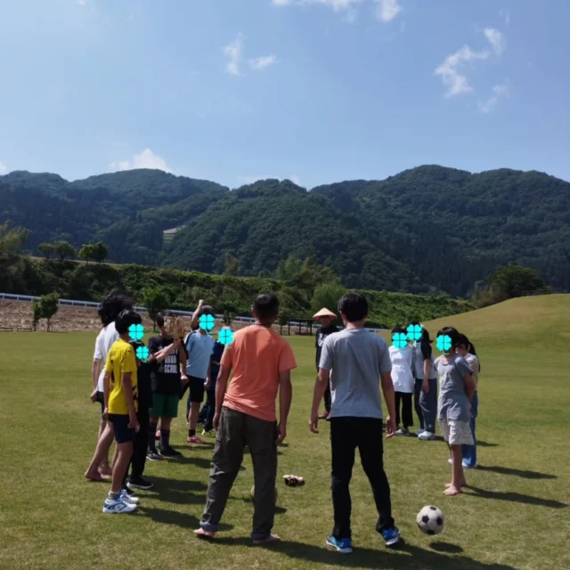 今年もやってきました！
はるばる京都から自転車旅で鳥越までやってくるフリースクール"わく星学校"の生徒たち✨
今年は小学5年生から中学3年生の6名の元気男子。
ワンネスは今女子が多いので、初対面の男子たちにちょっとタジタジ？
でも得意のクレープをご馳走して少し仲良くなれたかな？
午後は近くの芝生公園で恒例のソフトボール&サッカー大会⚾️🔥 天気にも恵まれ、思いっきり体を動かして気分爽快✨✨✨
ワンネスの男子2人は、わく星メンバーと一緒にこれから楽しいお泊まり会です😄

明日の朝早く、鳥越を出発して京都まで自転車旅に出るわく星メンバー。また来年会えるのを楽しみにしてるよ👋✨ 京都に行くときは寄るからねーっ！

#フリースクール #自然学校 #自然の中で学ぶ #不登校 #楽しい学校 #教育 #学校教育 #石川県フリースクール #金沢市フリースクール #石川県 #金沢 #白山市 #自然体験 #里山 #里山の暮らし #里山の風景 #ワンネススクール #わく星学校 #京都フリースクール #ソフトボール #サッカー #クレープ
