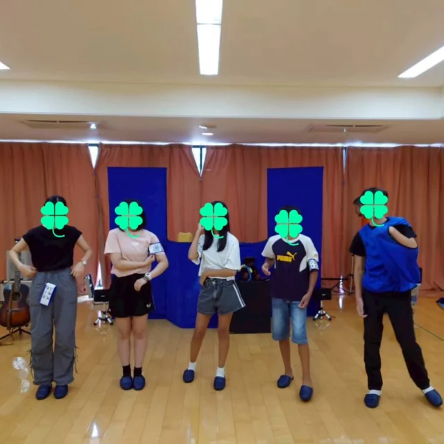 皆さま猛暑の中お元気でしょうか??
ワンネスメンバーは元気いっぱいです。
今年も恒例サマースクールを開催しました✨
前半は選抜メンバーで二泊三日の能登ボランティア合宿。3日間で、志賀町・穴水・能登町・富来の学童や仮設住宅など5カ所で、イベントやコンサートを実施しました。

参加者はワンネスの中学生たち、卒業生たち、合宿常連メンバーたち。神奈川県から、能登のために何かしたいと集まってくれた大人メンバーたち。人形劇の岩山さん、シンガーの野口さんといったアーティストの方々。

能登は少子高齢化がすすんでると言われますが、支援を続けている印象で言えば、若い子育て世代がたくさんいて、学童にも元気な子どもたちがいっぱい！ 志賀町の学童はなんと100人以上の子どもが！ みんな元気いっぱいで、彼ら彼女らが能登の未来を担うと思うと頼もしい限りです。

仮設住宅の皆さんも優しくて、また来てねと声をかけてくれます。去年と比べてボランティアに向かう機会は減っていますが、その分1つ1つ丁寧に、息の長い支援を目指そうと思います。

〜サマースクール後半へ続く〜

#フリースクール #自然学校 #自然の中で学ぶ #不登校 #楽しい学校 #教育 #学校教育 #石川県フリースクール #金沢市フリースクール #石川県 #金沢 #白山市 #能登地震 #里山の暮らし #夏合宿 #サマースクール #サマースクール2025 #ワンネススクール #能登ボランティア #能登に学ぶ