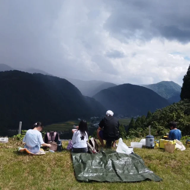 ワンネス二学期始動✨
夏が暑かったのもあってか、生徒たちはなんだか休みボケぎみでぼーっとしてたり眠そうだったりしてますw

そんな中でも、涼を求めて小松の尾小屋鉱山へ行ったり、鳥越城跡を訪ねたり、一向一揆資料館で地元の歴史を調べたり、アクティブに活動しています。

ちなみに今日決まったことですが、来週から生徒たちが持ち回りでインスタ記事を書くことになりましたので、皆さまお楽しみに〜😆

#フリースクール #自然学校 #自然の中で学ぶ #不登校 #楽しい学校 #教育 #学校教育 #石川県フリースクール #金沢市フリースクール #石川県 #金沢 #白山市 #里山の暮らし #鳥越城 #一向一揆 #鉱山