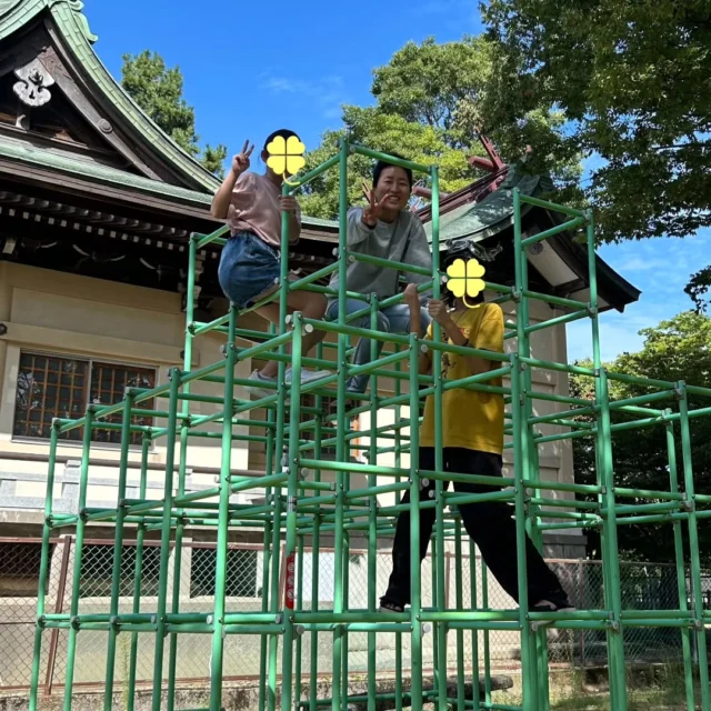 生徒が1週間ごとに持ち回りでインスタ記事を書くチャレンジをしてます！ 
写真も生徒撮影です。お楽しみくださーい❤️

🍀🍀🍀🍀🍀

先週の活動！
火曜日は、午前に勉強や本棚の整理などをしたりしていました、スポーツは暑すぎて午後は人生ゲームなどのボードゲームをしていました。
みんなでやって久しぶりに人生ゲームができて楽しいかったです。借金地獄に落ちたり、家族離散したり、みんな壮絶な人生を送ってました。

水曜日は、鳥越…と言いたいところですが、鳥越校舎に行くための車が故障してしまい金沢校舎で活動しました。

木曜日も車が故障しているから金沢校舎で活動しました。午前はカルボナーラを作って、午後はボードゲームをしてました。

金曜日は午前に掃除をしてからミーティングをして、午後に近くの公園で、こどもの学びや人権に関するイベントのための動画撮影をやってました。
久しぶりに遊んだブランコやジャングルジムは、とても楽しくはしゃぎ過ぎて少し疲れたのも、とてもいい思い出になったと書いている私は思います。

#フリースクール #自然学校 #自然の中で学ぶ #不登校 #楽しい学校 #教育 #学校教育 #石川県フリースクール #金沢市フリースクール #石川県 #金沢 #白山市 #里山の暮らし