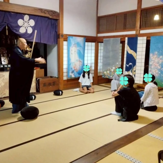 生徒が1週間ごとに持ち回りでインスタ記事を書くチャレンジをしてます！ 
写真も生徒撮影です。お楽しみくださーい❤️

🍀🍀🍀🍀🍀

月曜は、龍國寺のお祭りに行きました。 
ピザを食べたり、習字をしたり、楽器演奏を聴いたり、座禅体験をしたり、近くの別のお寺(真成寺)で和を感じて来たりもしました。 

習字は、久しぶりすぎて上手く書けるか不安だったけど、やり方は何となく覚えていたので、納得できる字に仕上がりました。   

楽器演奏は、音が太くてとても迫力があり、素晴らしかったです。 

座禅体験では、呼吸法や姿勢を教わり、実際に数分間挑戦しました。姿勢を維持するのが難しくて、足が痺れて辛かったです。
お坊さんは毎日これをやっていると聞いて、感心しました。

真成寺では、着物を作るための1部に使うパッチワークを作ったり、和傘を借りて写真を撮ったり、お茶やお菓子を楽しみました。
パッチワークの着物は、完成したら銀座に飾られるそうです…！ 

最後に、お祭り(龍國寺)の片付けも少し手伝いました。 
帰り際に沢山の人から感謝されて、嬉しく思いました。

水曜日は、柿を収穫したり、オムライスを作りました。
つい最近まで凄く暑かったけど、柿を見る事で秋を感じました。

オムライスは、自分達で米を炊いたり、食材を切って炒めたりしました。
食材を切る時、昔担当した物と同じ物だったので、教えてもらわなくても自分でやり方を思い出せた事で「ちゃんと身に付いてる」と感じ嬉しくなりました。
最後は盛り付けて、美味しそうな感じで出来上がりました。

木曜日は脱穀でした。
朝から夕方まで丸一日炎天下の重労働で、みんなヘトヘトになっていました。

#フリースクール #自然学校 #自然の中で学ぶ #不登校 #楽しい学校 #教育 #学校教育 #石川県フリースクール #金沢市フリースクール #石川県 #金沢 #白山市 #里山の暮らし #稲刈り #脱穀 #足踏み脱穀機 #百徳 #お寺ボランティア #龍國寺 #三寺祭り#真成寺