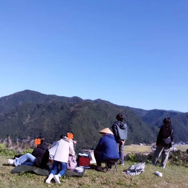 ✳️今週の活動✳️

・火曜日は体育館で運動してきました！ドッジボールやソフトバレーは疲れたけど久しぶりだったので楽しかったです🎶

・水曜日は柿を取った後、みんなで料理でした。甘柿も、作った料理もとっても美味しかったです！

・木曜日は鳥越城跡でピクニックでした。すごく天気が良かったので、作ったご飯もより美味しく感じます！昨日取った渋柿も干しました！上手くできるように祈っておきます。

・金曜日は文化祭の準備でした。やることが沢山で大変だけど楽しいです！文化祭成功できるように頑張ります✨

#フリースクール #自然学校 #自然の中で学ぶ #不登校 #楽しい学校 #教育 #学校教育 #石川県フリースクール #金沢市フリースクール #石川県 #金沢 #白山市 #里山の暮らし #干柿作り #体育 #スポーツ #ピクニック #鳥越城跡 #ねこ